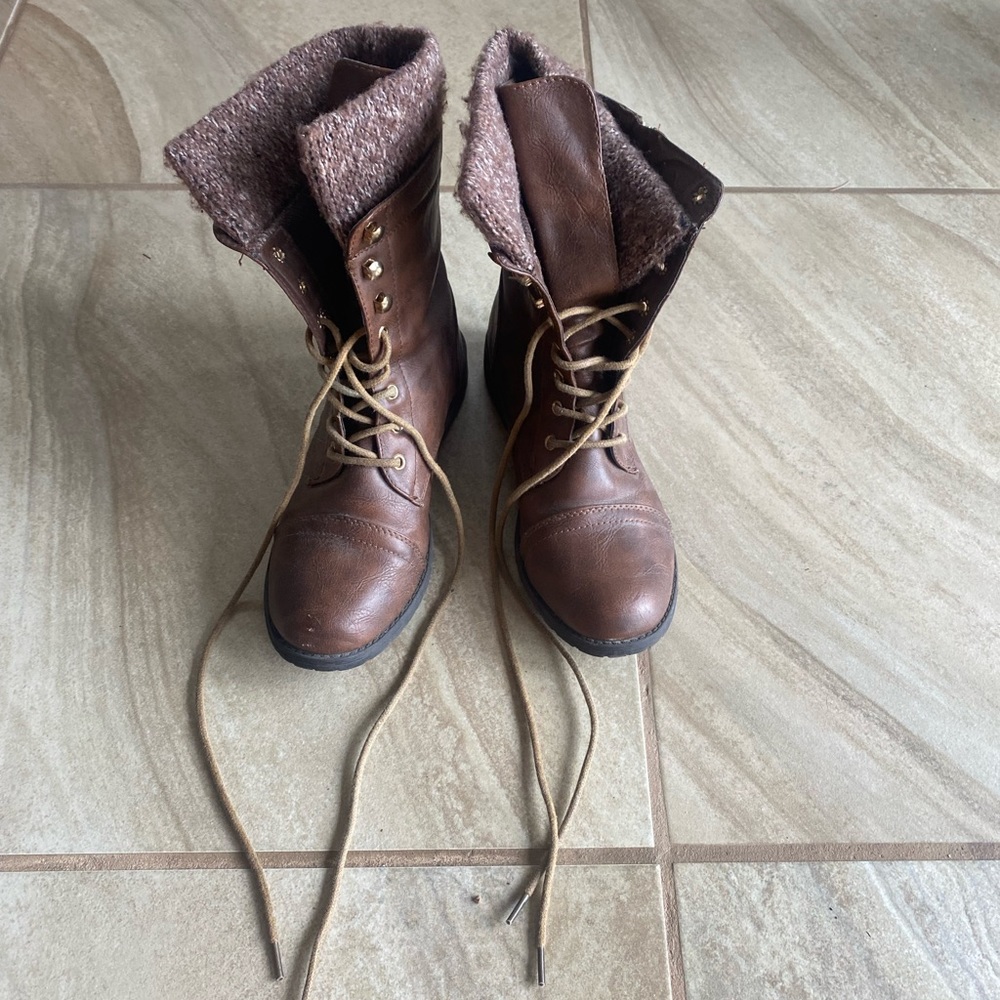 Combat boot.